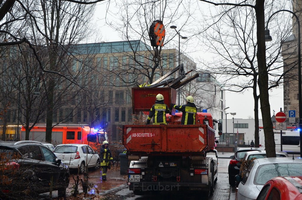 Feuer 2 Dachwohnung Koeln Severinswall Bayenstr P247.JPG